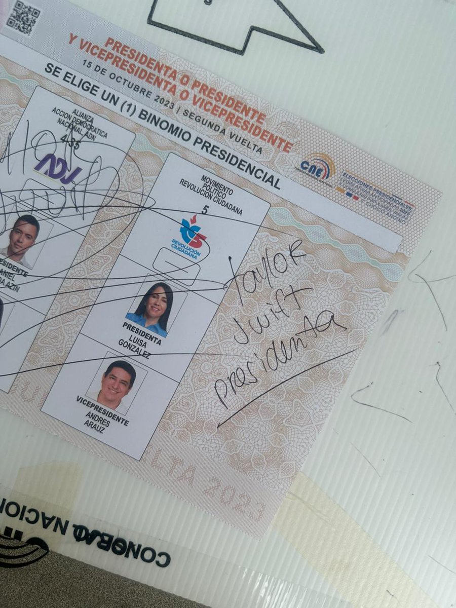 EmergenciasEc's tweet photo. Quieren un país mejor, se quejan de la delincuencia y hacen esto.
Increible https://t.co/vEoinyv2VO