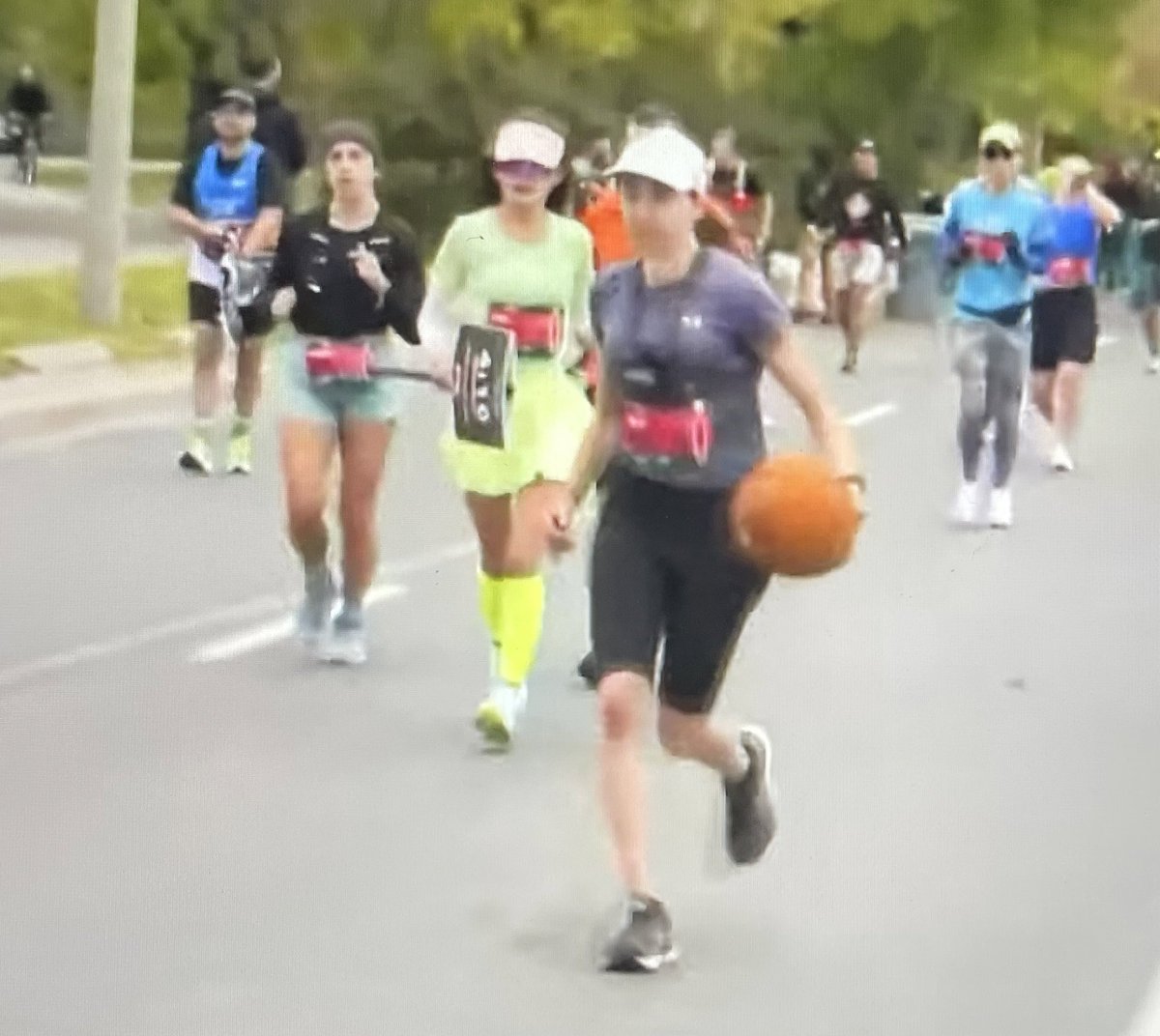 Shout-out to Maria Babineau, who’s on pace for a 3:50 marathon while dribbling a basketball at @TOwaterfront42k, well ahead of the 4:28 Guinness World Record.