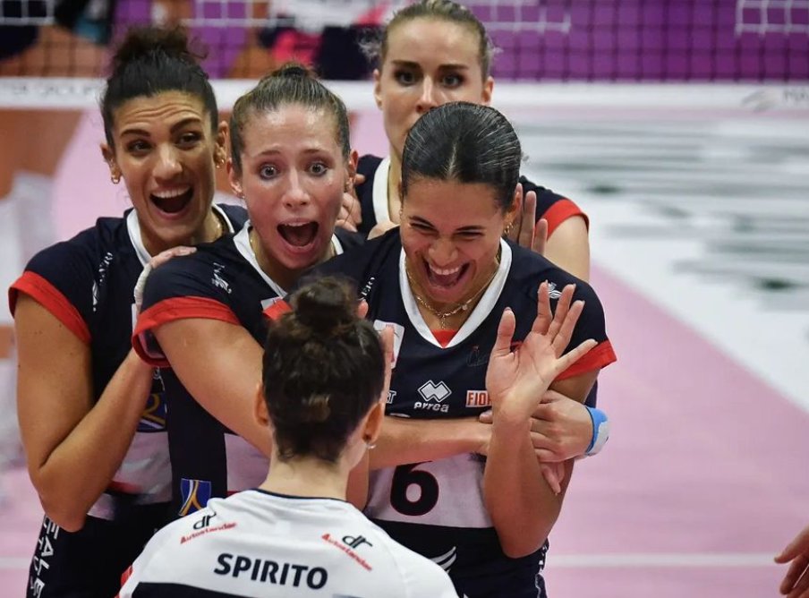 Italy A1 🇮🇹

Chieri ⚪️3-0🔴 Roma

Avery Skinner ⚪️: 17 points | 14 kills, 2 aces, 1 block
Madison Kingdon ⚪️: 15 points | 12 kills, 2 blocks, 1 ace

Courtney Schwan 🔴: 9 points | 8 kills, 1 block