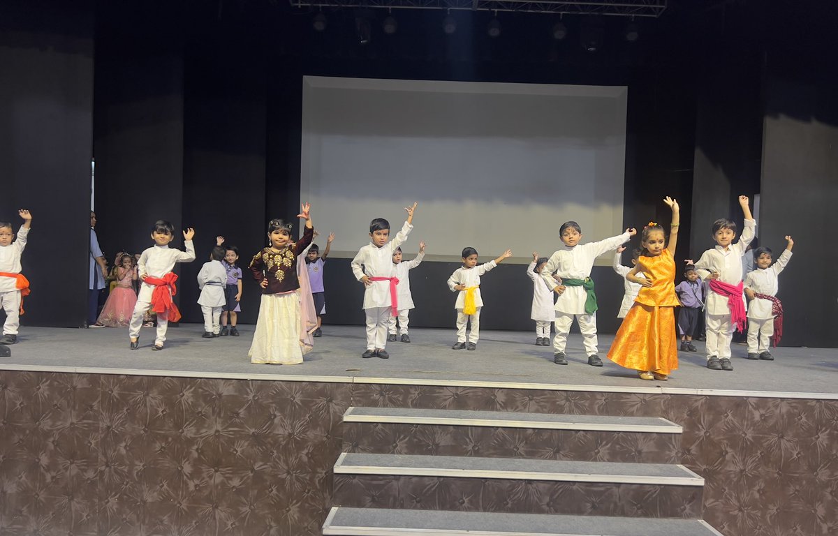 ShwetaC02139119's tweet photo. On the auspicious day of Navratri. The little kids of #BBPSMV presented the class assembly on navratri. 
The little girls were decked up in the form of 9 devi’s and sharing each form of their beauty.

May the supreme power always  showers her blessings on all.
Happy Navratri 🙏🏻 https://t.co/qoOR6RCIAH