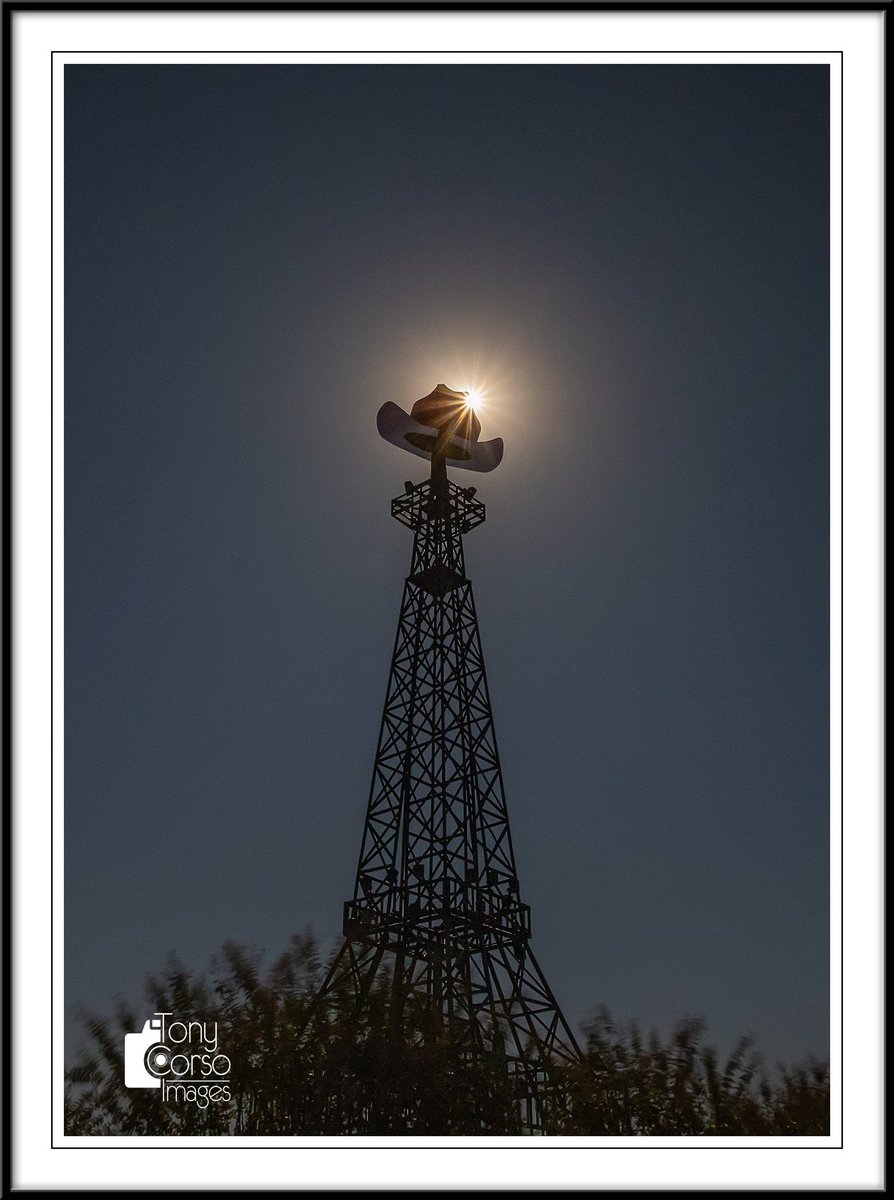 TonyCorsoImages's tweet photo. When you don’t have complete totality during an eclipse, capturing anything in the foreground is hard while still showing the partial eclipse at the same time. I opted for partial sun rays beaming over the hat atop our Eiffel Tower here in Paris, TX @TxStormChasers @wfaaweather https://t.co/MvL3TckqYM
