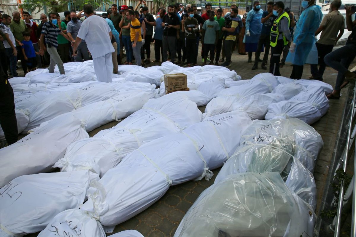 sahabatalaqsha's tweet photo. UPDATE #Gaza 

Pemindahan jenazah-jenazah keluarga #PalestinaKita dari RS Asy-Syifa kembali ke kawasan Deiril Balah, Gaza tengah, yang pada hari Sabtu 14/10/2023 diserang Zionis. Lusinan orang gugur.

#TaufanAlAqsha https://t.co/PQk9nif4nL