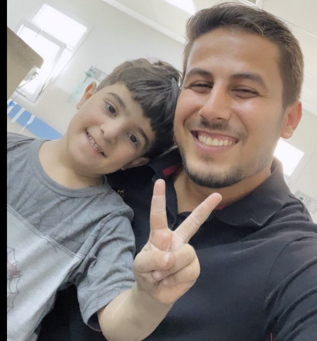 hamoodalnoofli's tweet photo. توضيح:
انتشرت اليوم صورة الطفل الذي ينظر لأمه،وابكت وقطعت قلوب الملايين،
ولكن الحقيقة أن أمه بخير وبها كسور فقط ولم تمت.
لذلك لا تنشروا ما يؤلم الناس ويقطع قلوبهم،وانشروا فقط البشارات والاخبار المبهجة، فالمسلم لا يتسبب بحزن غيره.
#غزة_تزحف_الى_القدس
#الإجتياح_البري
#طوفان_الاقصي_ https://t.co/1ruwLT6JOR