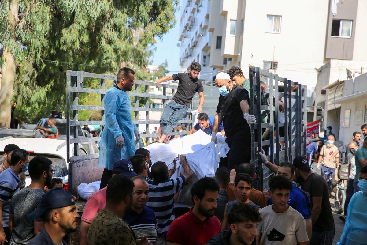 sahabatalaqsha's tweet photo. UPDATE #Gaza 

Pemindahan jenazah-jenazah keluarga #PalestinaKita dari RS Asy-Syifa kembali ke kawasan Deiril Balah, Gaza tengah, yang pada hari Sabtu 14/10/2023 diserang Zionis. Lusinan orang gugur.

#TaufanAlAqsha https://t.co/PQk9nif4nL