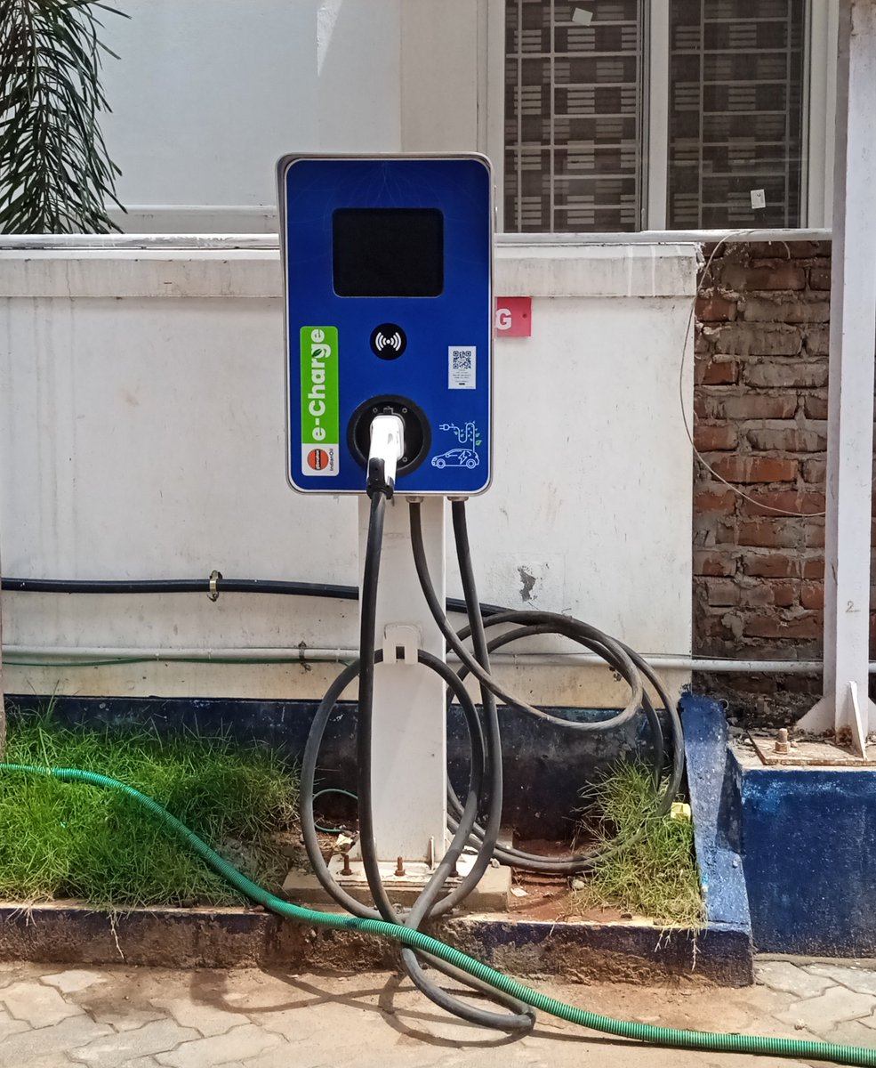 UpdatesTanjore's tweet photo. Electric Vechiles Charging Station by Indian Oil (e-Charge) 🔋🔌⚡
1.7 KM from Big Temple Parking Lot
850 M from Thanjavur Palace.
📍Indian Oil
North Main Street, #Thanjavur
#echarge #evcharging_station https://t.co/QadU7ahidr