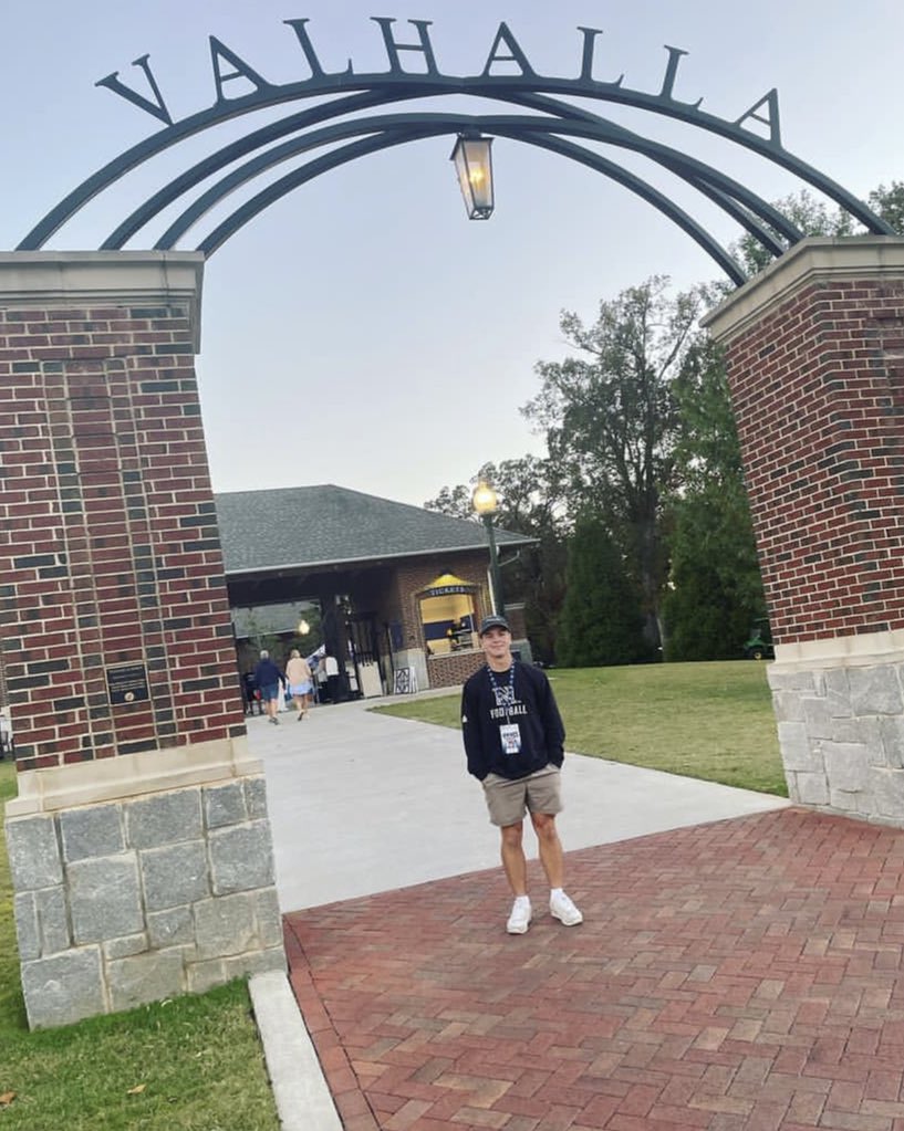 ZionTamaska's tweet photo. Thank you @BerryFootball for the visit yesterday! Had a great time and congrats on the Win! #WeAllRow 
@CateriusH43 @NHSRECRUITINGDC @wcsNHSpd @GoMVB https://t.co/hYjWkXqAfx
