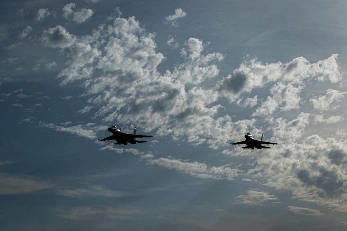 DefenceU's tweet photo. The Ukrainian sky is and will always be clear and blue-yellow 🇺🇦

📸: 831 tactical aviation brigade https://t.co/CY39qn3tAK