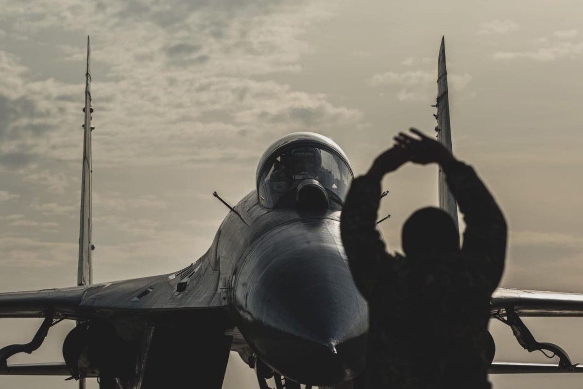DefenceU's tweet photo. The Ukrainian sky is and will always be clear and blue-yellow 🇺🇦

📸: 831 tactical aviation brigade https://t.co/CY39qn3tAK