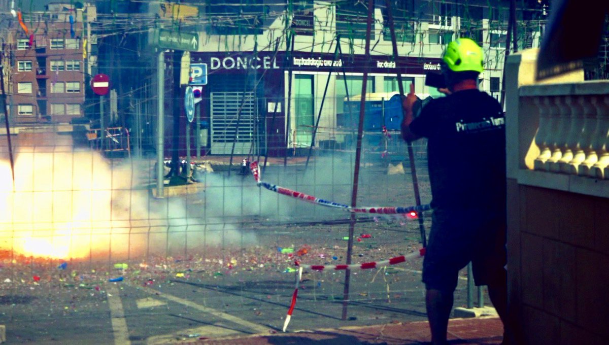 ElCampelloAyto's tweet photo. 🧨💥Una estruendosa mascletá en la Plaza de la Constitución #ElCampello deja boquiabiertos a los campelleros #MiC23 @JuanjoBerenguer @festesCampello #PirotecniaTuris Lee AQUÍ 👉🏻 https://t.co/Gidhgt3CXJ https://t.co/0KzmQbfaZ7