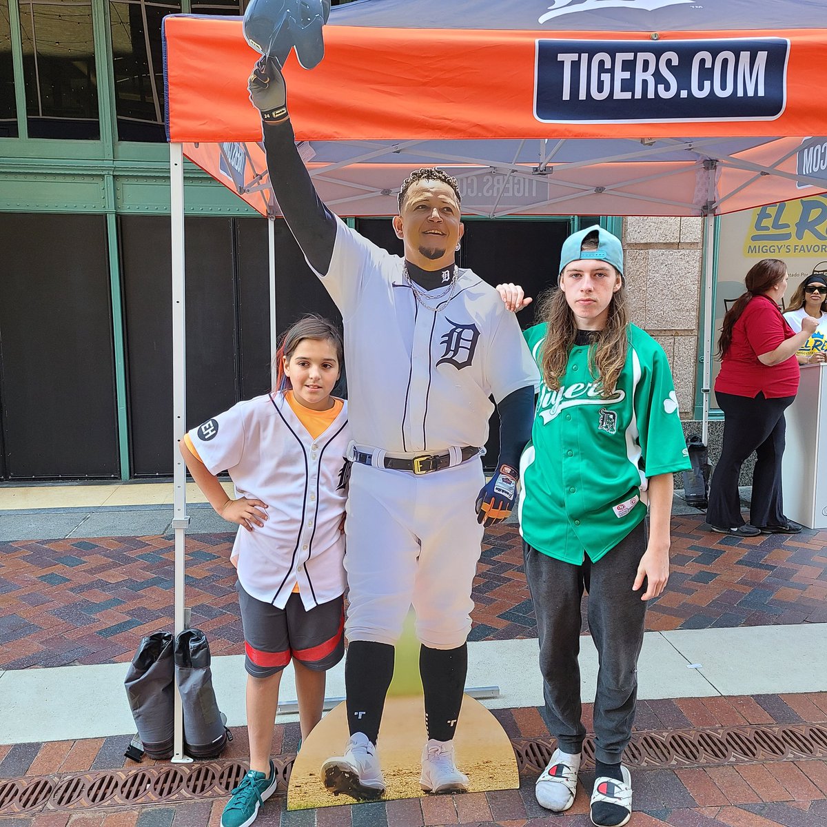 Jane_Buck's tweet photo. My son Victor (in white jersey) and my stepson Mike #ProudMomma #GraciasMiggy #BecauseBaseball https://t.co/TZuvvNxHgY