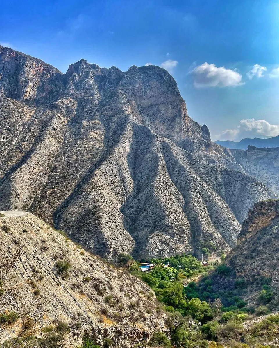 Por aquí pasó dios, y un favor nos hizo: puso un bello cañón, en este paraíso.

¡El Cañón del Paraíso, en nuestro Peñamiller!
🏞️❤️

#QueretaLOVE 💞

Foto: mexicotomyeyes @ IG