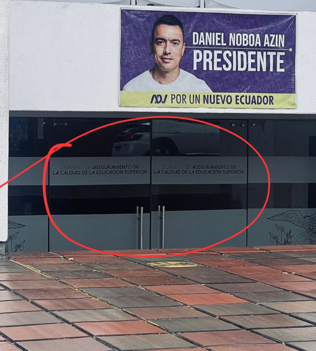 #URGENTE
¡PUBLICIDAD ELECTORAL EN INSTITUCIONES PÚBLICAS!
Aqui tiene tarea el superhéroe de barrio <a href="/JuanEGuarderas/">Juan E. Guarderas</a>, veamos si se porta "imparcial" o le mueven los hilos desde Carondelet y la Fiscalía