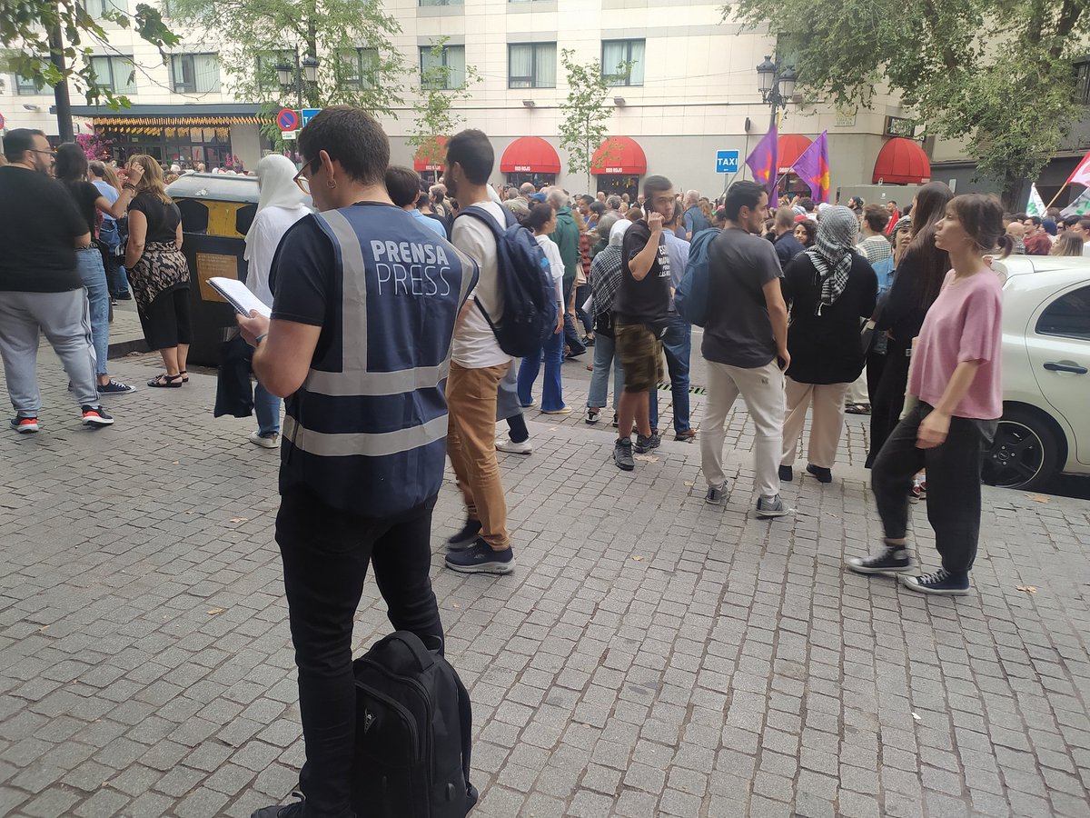 Un@s denunciando el genocidio, otr@s trabajando para cubrir la manifestación, la sección de Prensa y Comunicación, siempre en el cogollo.