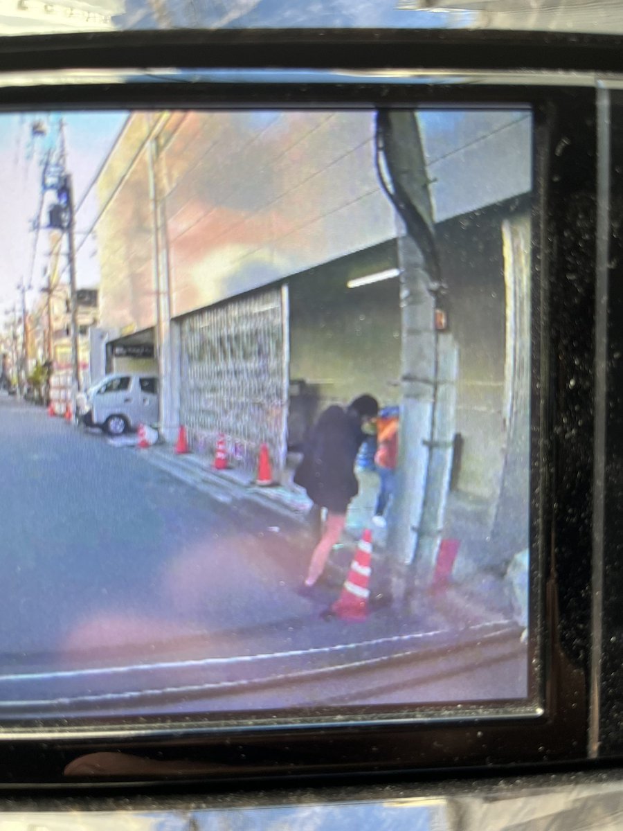tomato_46's tweet photo. いい歳こいて
スーパーの前の電柱でちんこだして
小便してなにが面白いのかね
三つ編みしてるけど男だからね https://t.co/OFL51AnLUo