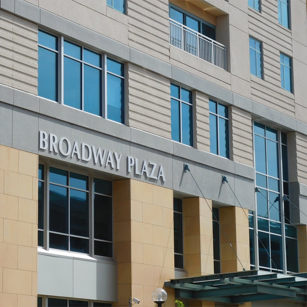 We are located steps away from the world-renowned #MayoClinic with direct access to the #Skyway, where guests can easily access shopping, restaurants, and the vibrancy of #downtownRochester. Book your stay with us and experience Rochester with ease. bit.ly/2RKvGfi