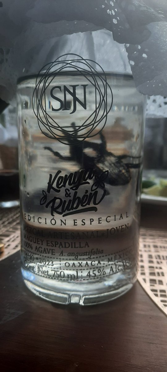 Perla_SanjuanM's tweet photo. Me preguntaron que si atrapé el ramo de la novia... pues la verdad es que mi prisa era atrapar el mezcal y... lo logré!
#TriunfandoComoSiempre https://t.co/eXr5QYuMOb