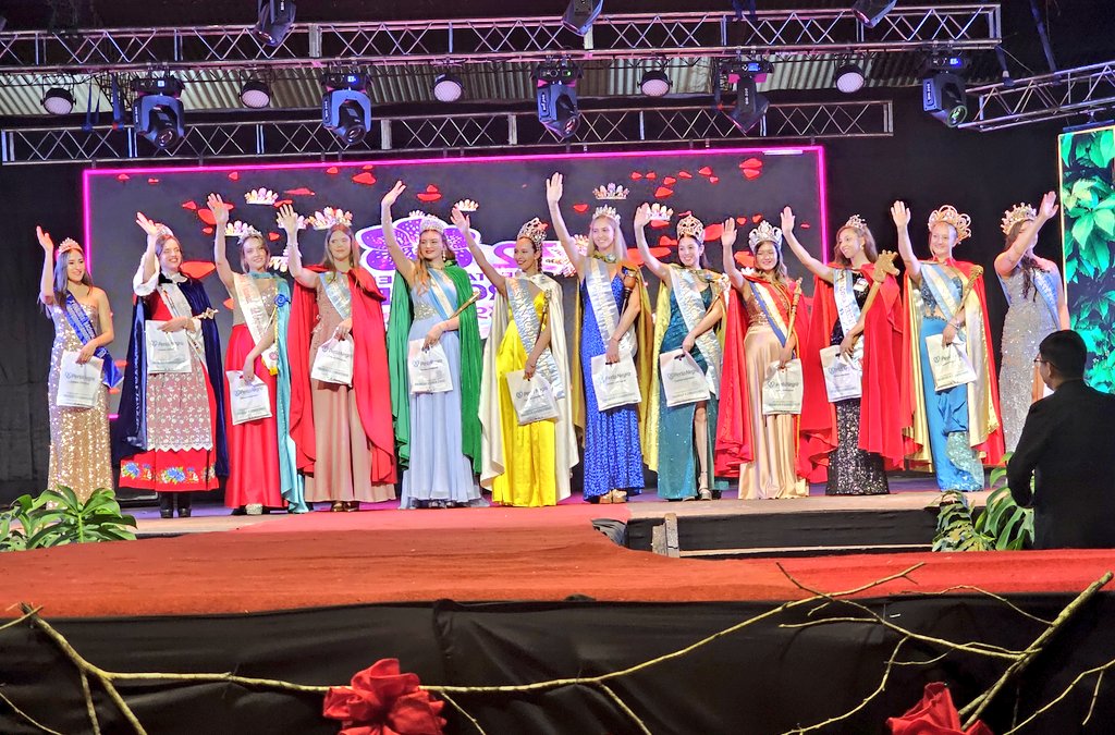 jorgeAdanLovato's tweet photo. En una noche llena de emoción en #Montecarlo se llevó a cabo la elección de reinas.
Camila Espinoza, coronada reina nacional de la Orquídea.
Joselin Lugo, reina provincial de la Flor,
Aldana Méndez, reina Virtual de la Orquídea.
Fiorela Held embajadora Nacional de la Orquídea. https://t.co/mk5voUd5oO