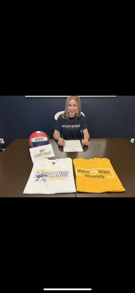 LydiaJa38305441's tweet photo. Excited to announce my commitment to Mount Mercy University!!! I want to thank Coach Deb for giving me this opportunity! So ready to get back on the court again! Go Stangs🐎💙💛@MMU_Volleyball https://t.co/Uhc9af0dNJ