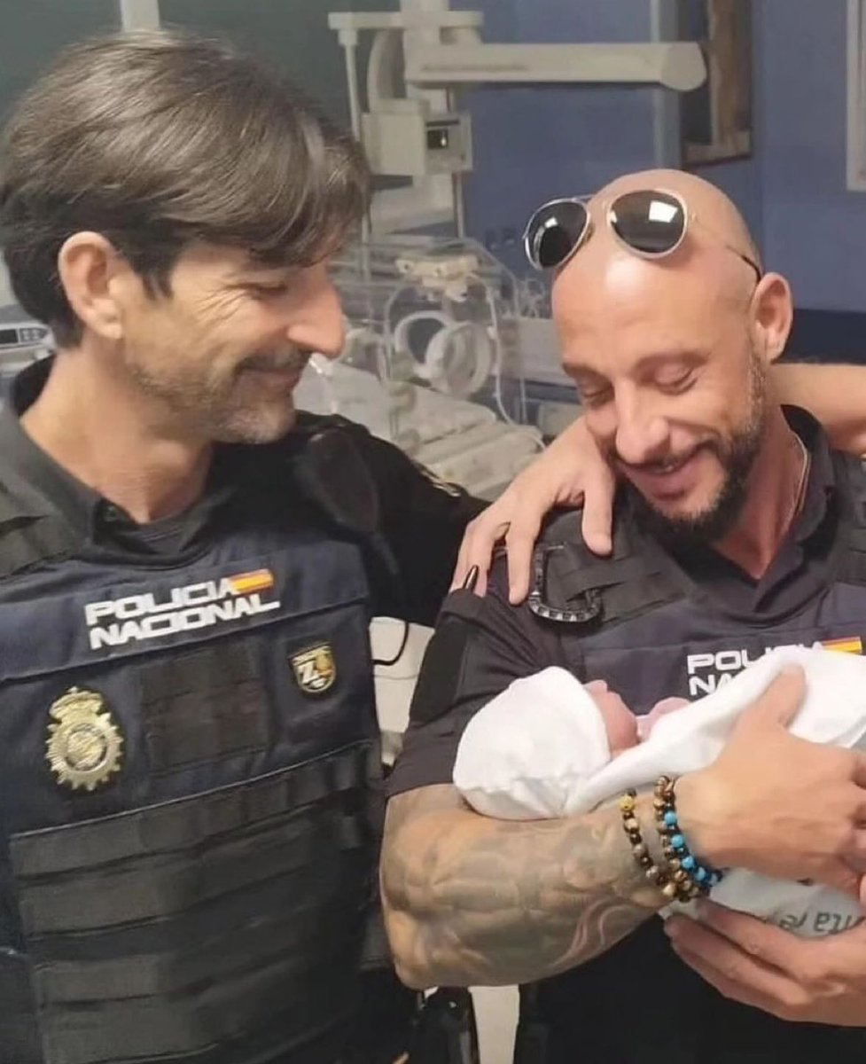 Indicativo_Zeta's tweet photo. La sonrisa de quien salva la vida de un bebé. Gracias héroes 💙

🔴Málaga | Habían recibido una llamada alertando de la presencia de una bebé entre unos matorrales. A su llegada, los agentes se la encontraron aún con el cordón umbilical y con hormigas por todo su pequeño cuerpo, procediendo inmediatamente y a la mayor premura posible a su traslado al Hospital Materno Infantil, donde fue atendida.

La neonata se halla fuera de peligro. Ahora toda dar con la madre y ponerla ante la autoridad judicial.