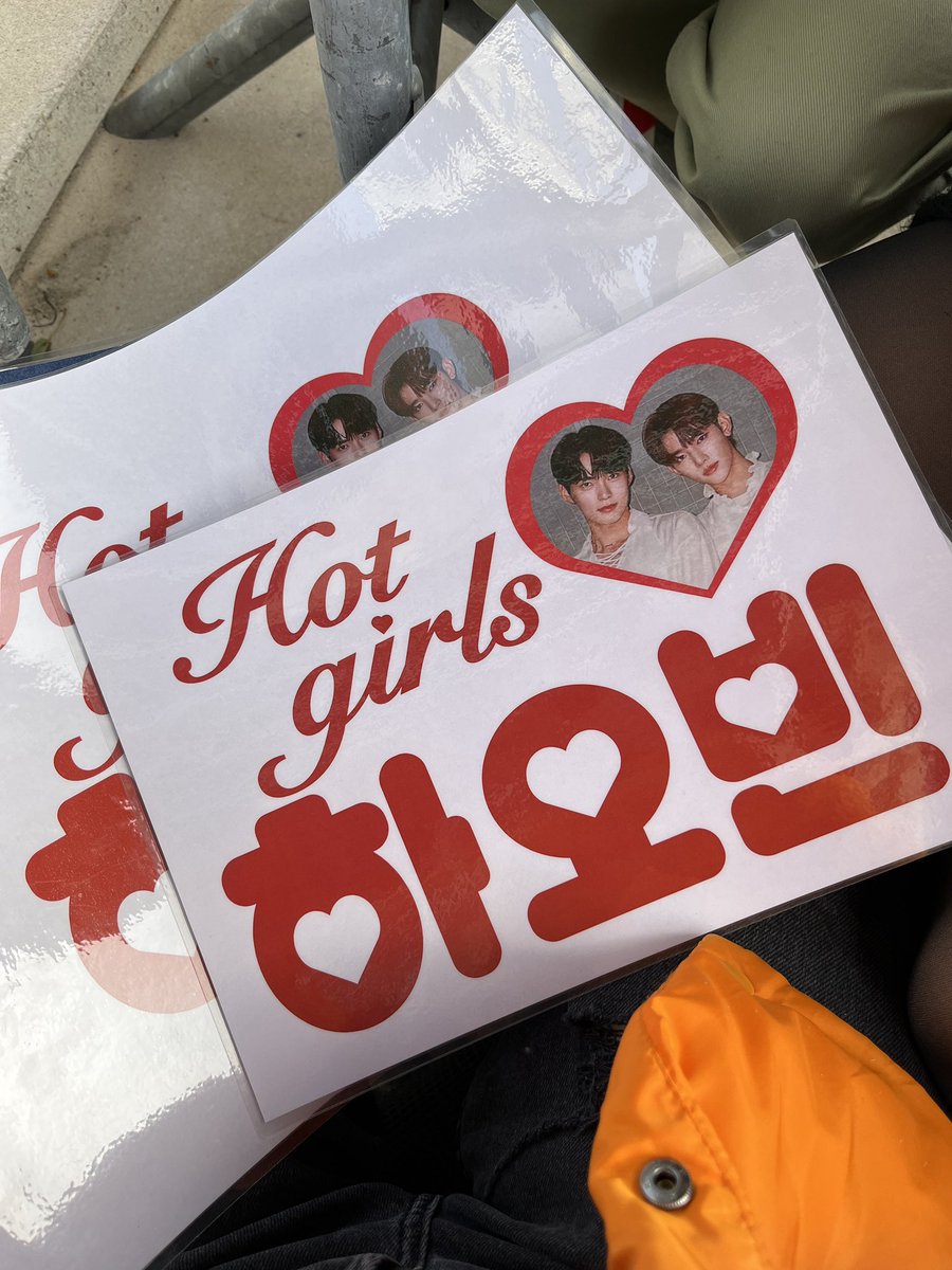 plumberbin's tweet image. so hao saw my hao wife sign and tried to hit me (i died so i couldn’t film his face) and then haobin saw my friends’ hot girls ❤️ haobin signs and did the heart