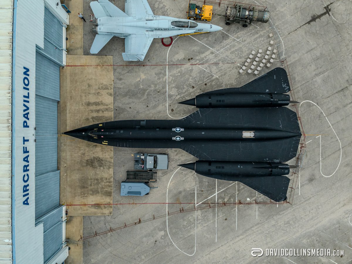 DCollinsMedia's tweet photo. Aviation Legends signing artwork at the USS Alabama Museum and Park. 

#sr71 #sr71blackbird #A12 #A12Blackbird #aviation #operationoxcart #aviationlovers #aviationphotography #aviationindustry https://t.co/CUZppXMGHm