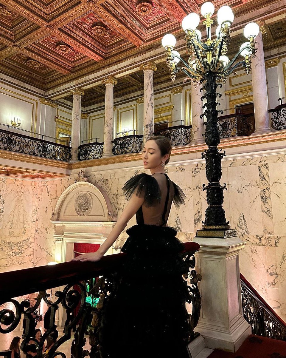 When the clock strikes🖤🕰️🌙✨
-
👗 @.andrewkwon_official