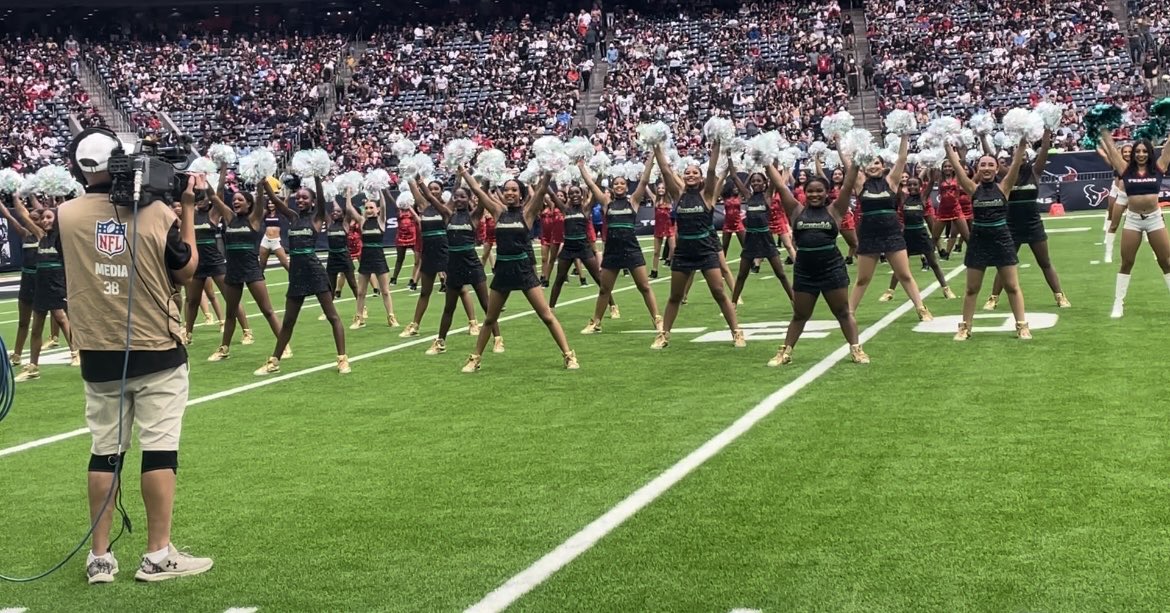 HumbleISD_ARMS's tweet image. A big win for the Texans and a great performance on the field by our Emeralds!  We are so proud of you, ladies!! @HumbleISD ⁦@ElizabethFagen⁩ ⁦@BodronDonnie⁩  ⁦@schs_starlettes⁩ #FrontRow #CHOMP