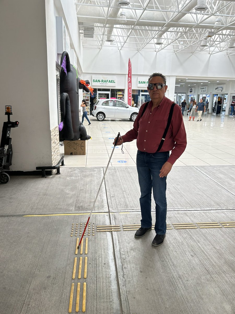 Asistí a Walmart Las Fuentes #PiedrasNegras #Coahuila en donde realicé exploración de guía podotáctil, que está desde la entrada, lleva al Servicio a Clientes, el área de cajas y los sanitarios, Ustedes la pueden observar en color amarillo fluorescente, está ubicada en el piso y
