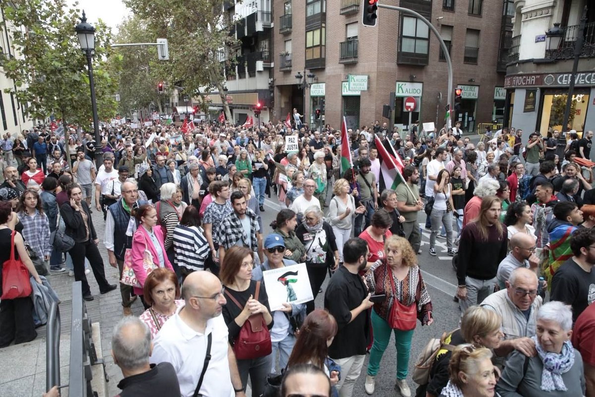 Las calles de Madrid se han llenado hoy de dignidad para pedir el fin del genocidio planificado del Estado de Israel sobre los palestinos y palestinas en la franja de Gaza. Palestina libertad. 🇵🇸