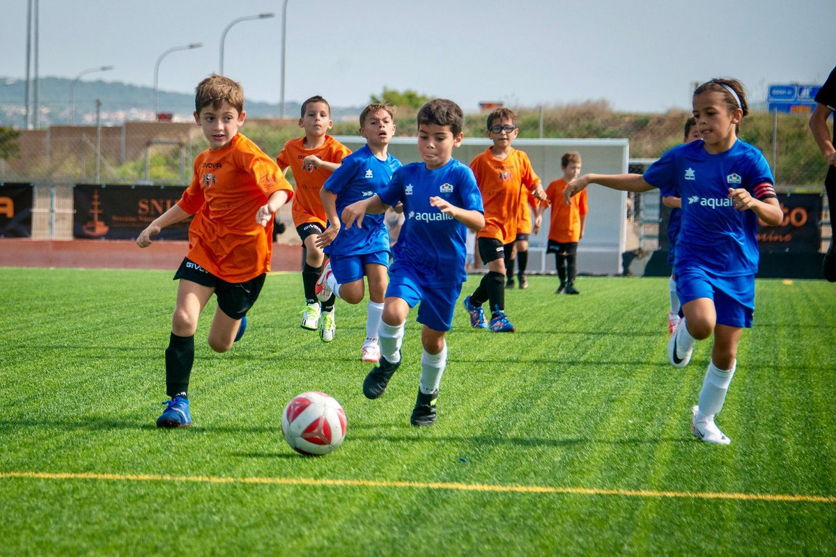 El prebenjamin B comenzó en liga con empate 2-2 vs Soller. Os dejamos la galería de imágenes. 💪🏽⚫️🟠💪🏽. @ajmarratxi <a href="/pedagosport/">Pedagosport</a> @pintadetotdecoracionslu <a href="/optimarratxi/">optimarratxi</a> @pintauto_mallorca