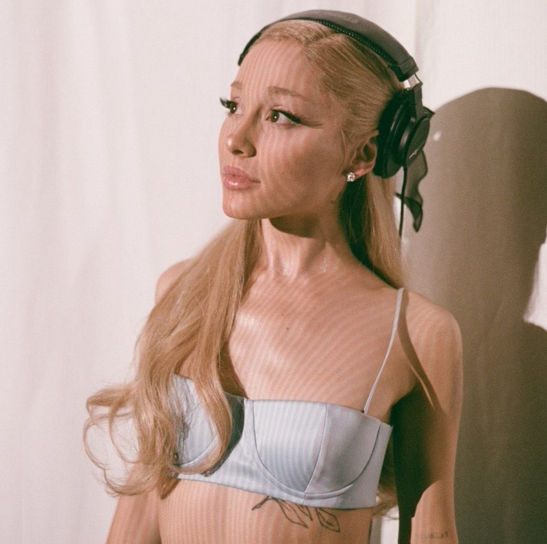 PopCrave's tweet photo. Ariana Grande when asked about her new album:

“Let me make it first!” https://t.co/KXjeoiBRqv