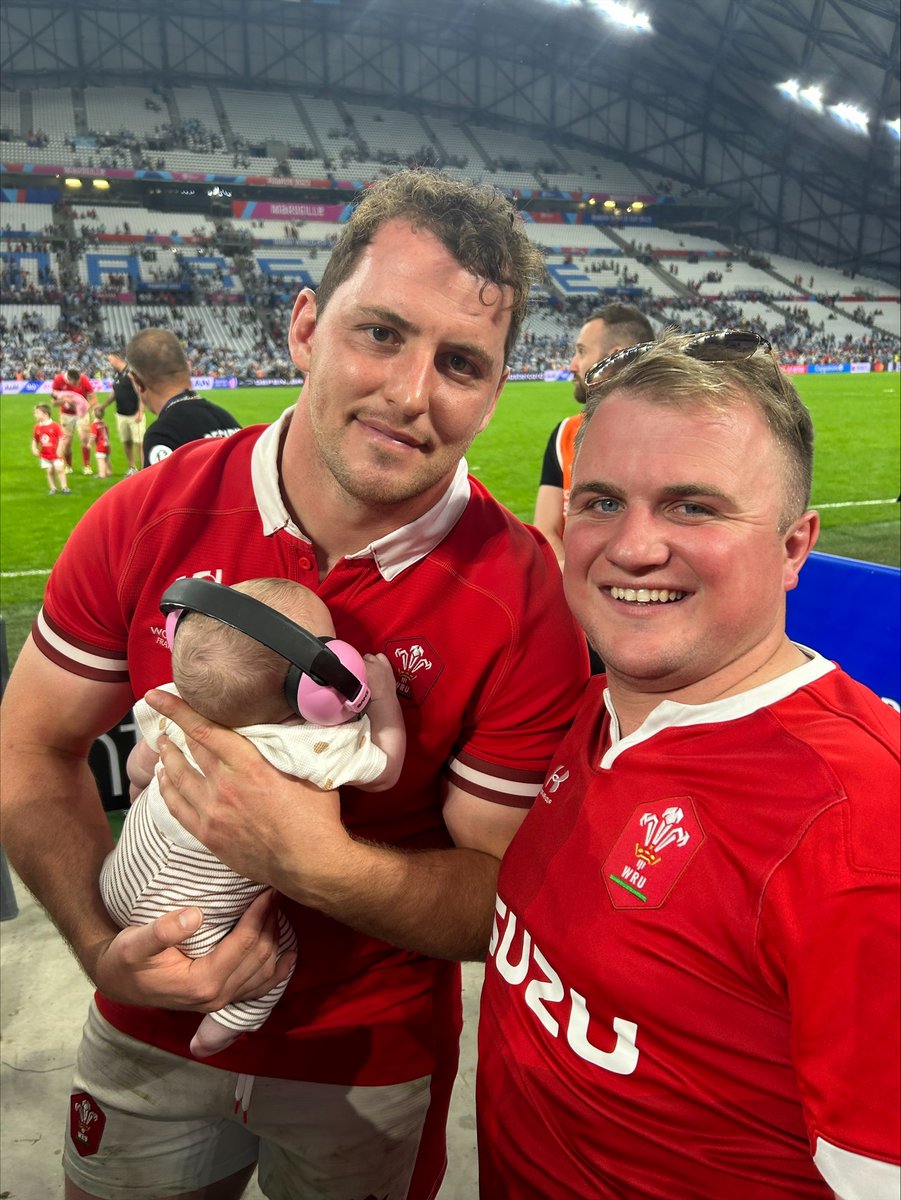 CarmAthletic's tweet photo. Just two former Athletic Youth team mates who met up at the end of last night's quarter final in Marseilles. Wales hooker Ryan Elias was delighted to see his former Captain &amp; old friend Aled Jones. 
Ryan's little daughter Hattie chills out to the latest tunes. 🎧🏴󠁧󠁢󠁷󠁬󠁳󠁿👍 https://t.co/jQAqepWH73