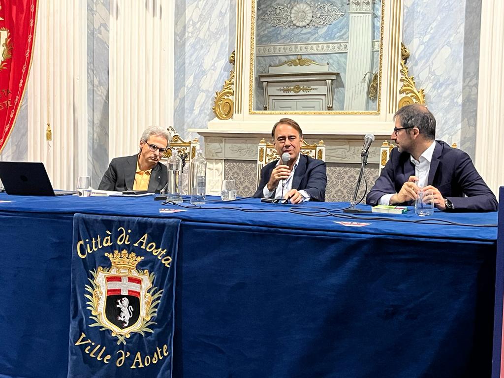 andrea_cangini's tweet photo. Introdotto dal presidente della Fondazione Chanoux, @MarcoGheller, ho avuto un bel confronto col sindaco di Aosta @nuti_g sui temi di #CocaWeb, e sul rapporto curato dalla @fleinaudi sull’imprescindibilità della scrittura a mano e della lettura su carta https://t.co/y9J3qkO3rq