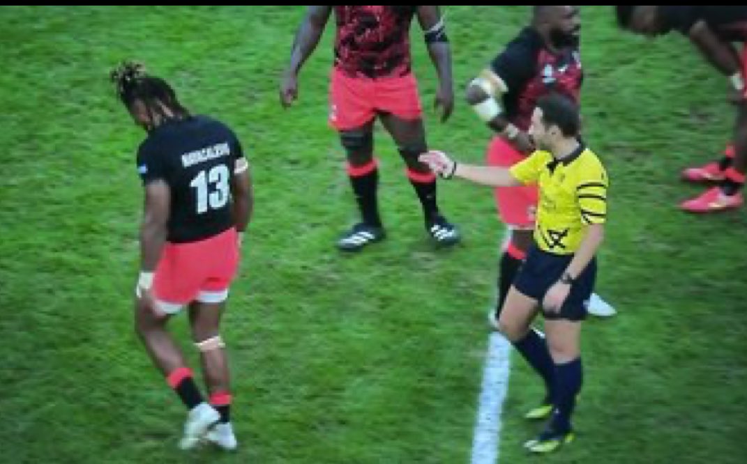 Daarjeeling's tweet photo. Oui l’équipe des #Fidji a été bien moins inspirée et oui aussi l’Angleterre est toujours aussi solide, mais quel médiocre arbitrage, quasi à sens unique- témoin cette absence de carton jaune pour un en-avant volontaire pourtant sifflé. Impression franchement désagréable
#ENGvsFIJ https://t.co/hfve54bjIJ