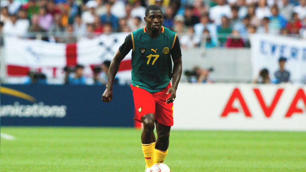 lataniere237's tweet photo. [𝐀̀ 𝐉𝐚𝐦𝐚𝐢𝐬 𝐃𝐚𝐧𝐬 𝐋𝐞𝐬 𝐌𝐞́𝐦𝐨𝐢𝐫𝐞𝐬 🕊️]

Un match Sénégal 🇸🇳 vs 🇨🇲 Cameroun qui se joue dans l’antre du Rc Lens à Bollaert, c’est également l’occasion de commémorer le décès de 2 immenses joueurs de leurs différentes sélections passés chez les Sang et Or : 

- Marc-Vivien Foé 🇨🇲
-Papa Bouba Diop 🇸🇳

🦁 Un Lion ne meurt jamais, il dort 🙏🏾🕊️