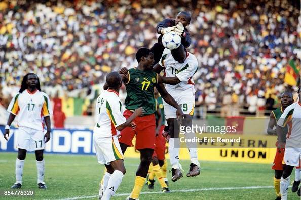 lataniere237's tweet photo. [𝐀̀ 𝐉𝐚𝐦𝐚𝐢𝐬 𝐃𝐚𝐧𝐬 𝐋𝐞𝐬 𝐌𝐞́𝐦𝐨𝐢𝐫𝐞𝐬 🕊️]

Un match Sénégal 🇸🇳 vs 🇨🇲 Cameroun qui se joue dans l’antre du Rc Lens à Bollaert, c’est également l’occasion de commémorer le décès de 2 immenses joueurs de leurs différentes sélections passés chez les Sang et Or : 

- Marc-Vivien Foé 🇨🇲
-Papa Bouba Diop 🇸🇳

🦁 Un Lion ne meurt jamais, il dort 🙏🏾🕊️