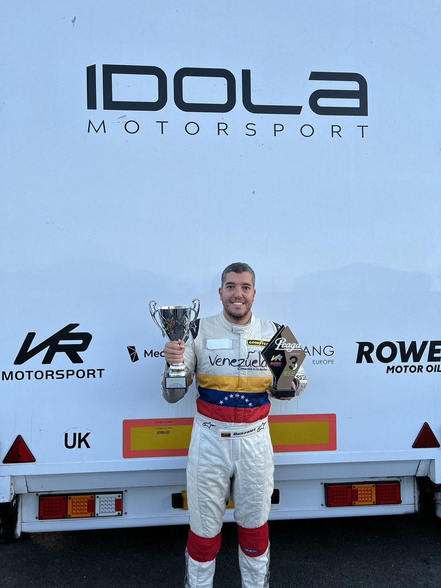 RSpeedyGonzalez's tweet photo. ‼️P1 en Snetterton ‼️

Nos llevamos la victoria en la ultima valida del campeonato acompañado de un 3er lugar en la primera carrera del día. 

Tuvimos que luchar duro por este resultado ya que por un problema en el motor no pude clasificar y tuvimos que remontar desde atrás! 
Aun así logramos una buena remontada para llevarnos la victoria en la ultima carrera del día! 
Quiero agradecer a mi equipo y todas las personas que me han acompañado en este viaje! 

Gracias a mi sponsors:

▫️ @soyang_europe 
▫️ @rowemotoroiluk 
▫️ @idolamotorsport 

🔹 Antentos al próximo post  que les tengo otra noticia!