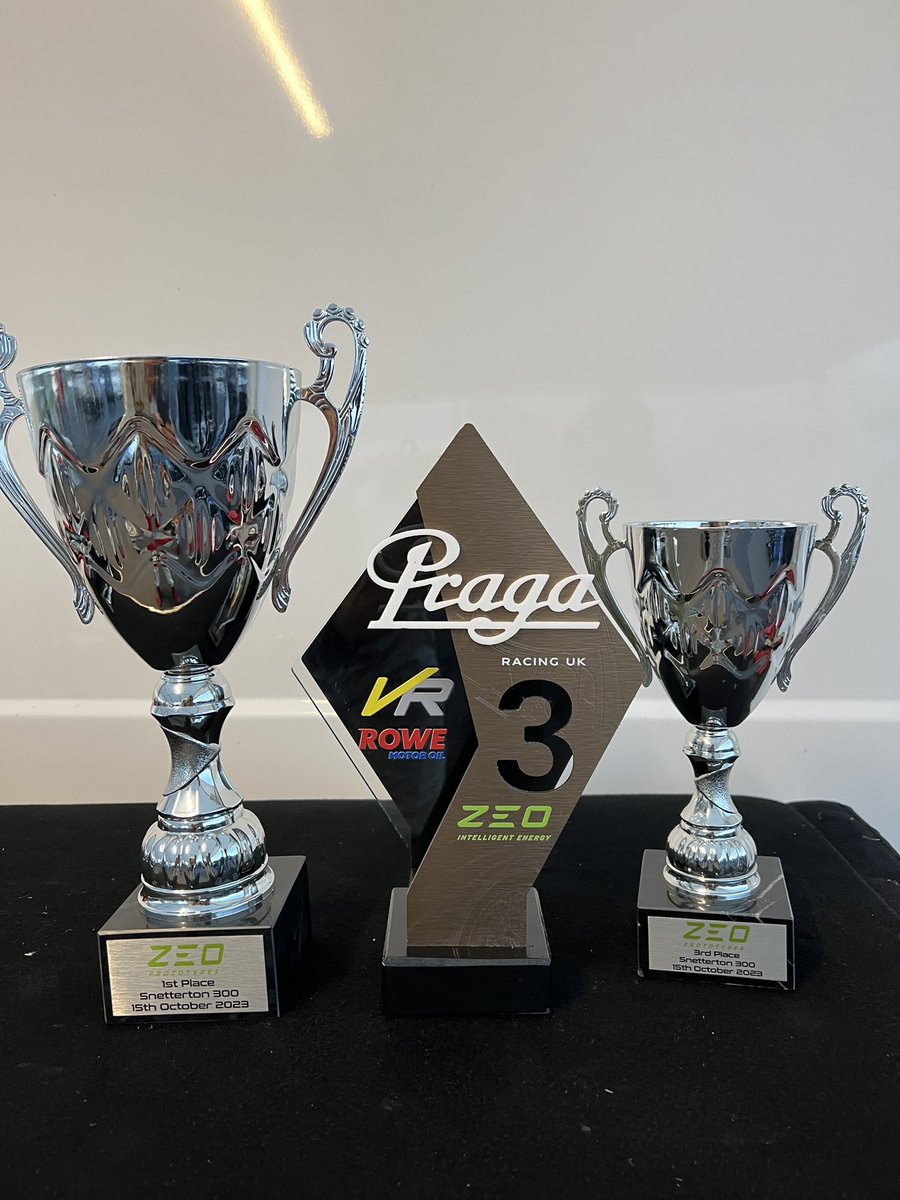 RSpeedyGonzalez's tweet photo. ‼️P1 en Snetterton ‼️

Nos llevamos la victoria en la ultima valida del campeonato acompañado de un 3er lugar en la primera carrera del día. 

Tuvimos que luchar duro por este resultado ya que por un problema en el motor no pude clasificar y tuvimos que remontar desde atrás! 
Aun así logramos una buena remontada para llevarnos la victoria en la ultima carrera del día! 
Quiero agradecer a mi equipo y todas las personas que me han acompañado en este viaje! 

Gracias a mi sponsors:

▫️ @soyang_europe 
▫️ @rowemotoroiluk 
▫️ @idolamotorsport 

🔹 Antentos al próximo post  que les tengo otra noticia!