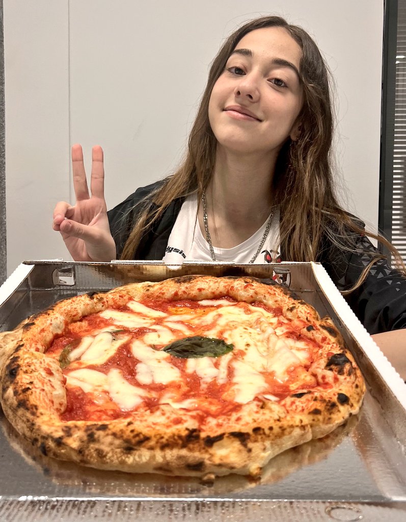 PIZZA TIME! 🍕
@VojixeN can't resist a real Margherita 😍

#ValorantBootcamp #ItalianPizza #BeLXT