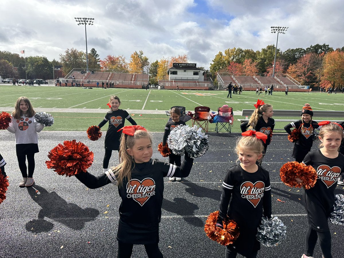 MrsThompsonCF's tweet photo. So proud of the Gurney cheerleaders for an incredible season!  And for cheering in the rain today! 🎉 @GurneyLibrary #CFTogether https://t.co/i8yKdhaGtP