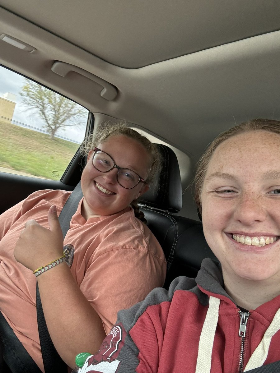 Megan18192's tweet photo. Enjoying her time here in Kansas! 😇 @drtlentz https://t.co/broynAgILm