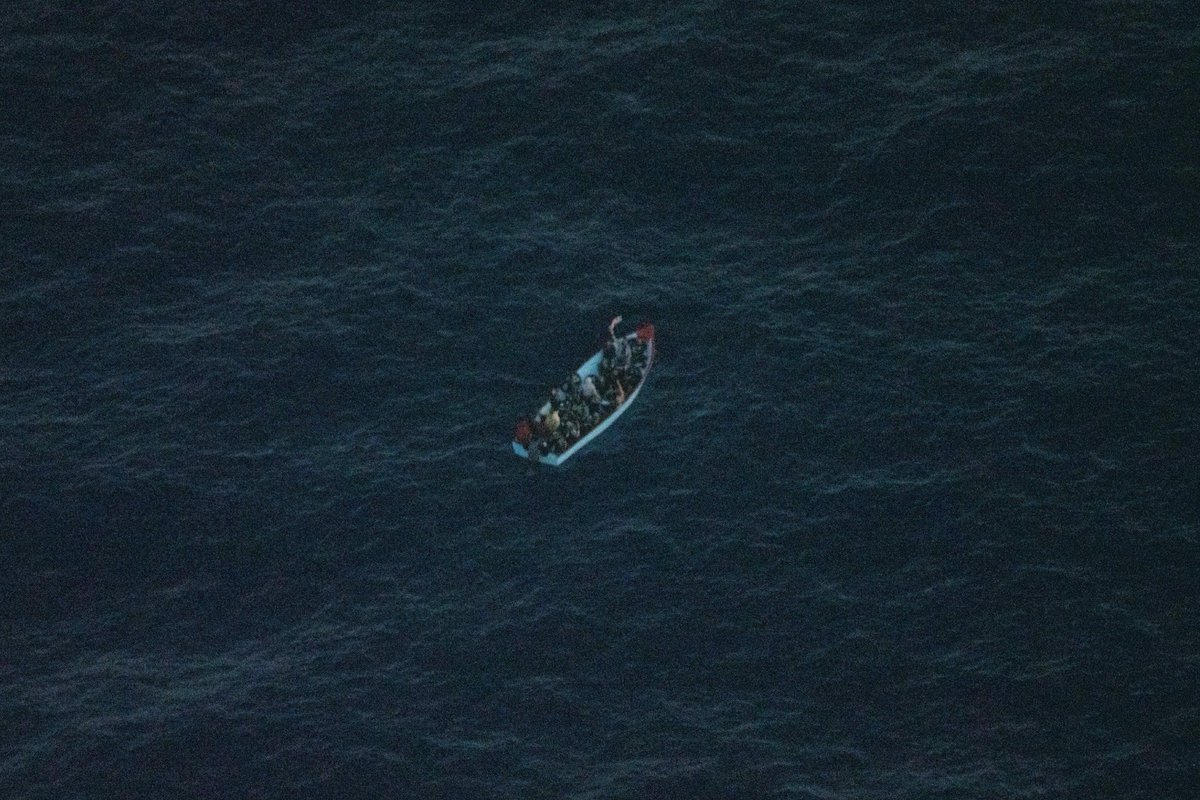 During the last hours of flying, our #Seabird spotted 6 (!) boats in distress. One wasn’t moving anymore. As the sky darkens, we hope that ships in the vicinity manage to find the people at risk of drowning. @guardiacostiera would need 1-2 hours to reach them from Lampedusa.