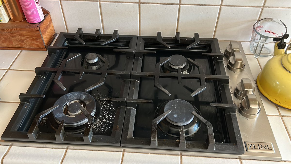 Stardumb538's tweet photo. @ZLINEKitchen excuse the dirty cooktop, but are the grated dishwasher safe? https://t.co/mEsgXkYCPZ
