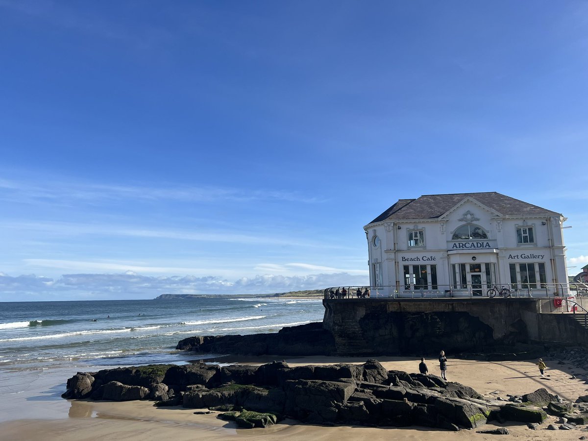 @self_cater_14 @DitchWeasel @LoveBallymena @angie_weather @BBCWthrWatchers @PortrushRNLI @tksurfschool @DiscoverNI @DiscoverIreland @DiscPortrush @VisitPortrush Looked pretty sweet this morning too lol. The place was busy with the beach races on!