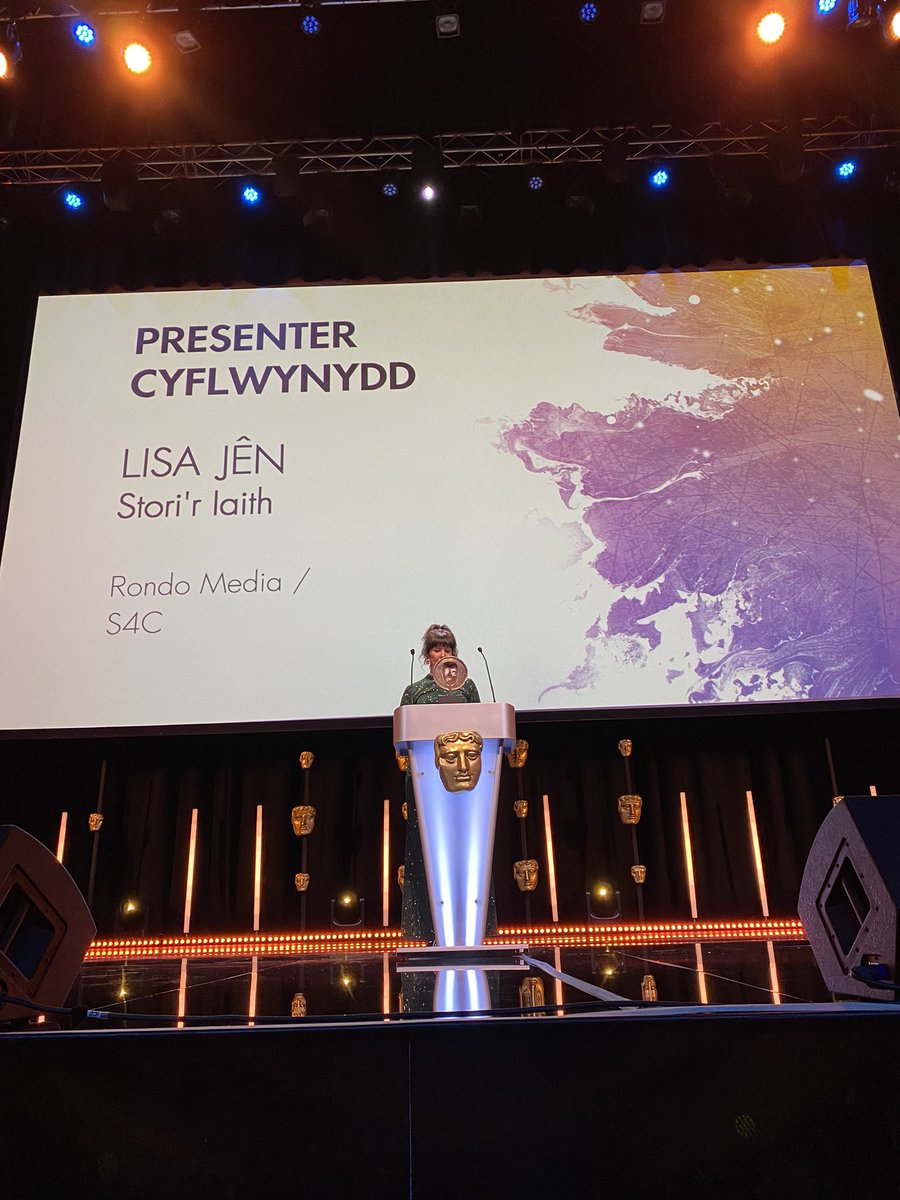 Llongyfarchiadau Lisa Jen y cyflwynydd gorau STORI’R IAITH <a href="/S4C/">S4C 🏴󠁧󠁢󠁷󠁬󠁳󠁿</a> <a href="/rondomedia/">Rondo</a> <a href="/lisajenbrown/">lisa jên</a>