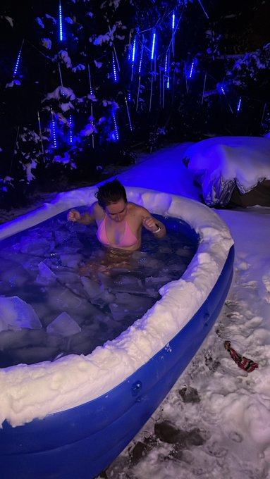 Improvised ice baths pool ready!! Let is snow now ❄️🤪&hellip;Included a few    📷 from prior years of my 🍑 in<a href="/tag/happynewyear"class="tags"><span>#happynewyear</span></a>