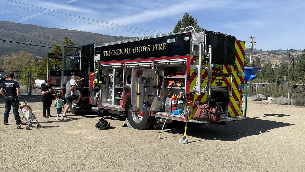 TMFPD's tweet image. Good #SundayMorning. The fall festival at Verdi Elementary was amazing with Engine 40 (Verdi/Mogul). Thank you for stopping by and visiting with us to welcome autumn in the Truckee Meadows. #futurefirefighter #TMFR #fireandrescue