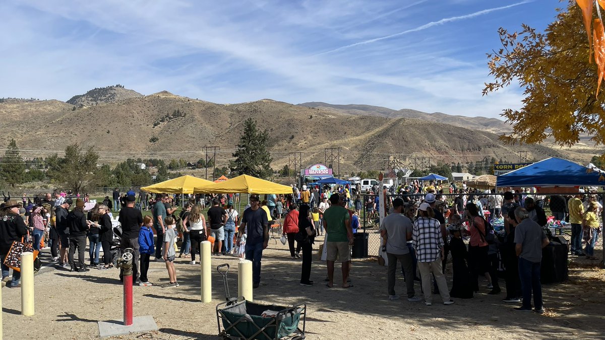 TMFPD's tweet image. Good #SundayMorning. The fall festival at Verdi Elementary was amazing with Engine 40 (Verdi/Mogul). Thank you for stopping by and visiting with us to welcome autumn in the Truckee Meadows. #futurefirefighter #TMFR #fireandrescue