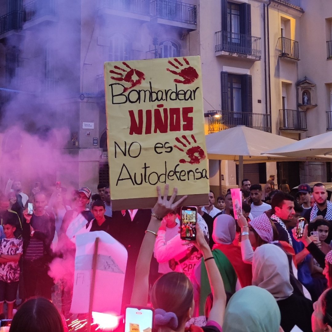 ✊🏼Per la llibertat del poble palestí, per la fi del genocidi a mans d'Israel, per la pau i la solidaritat internacionalista.

🇵🇸Des d'Igualada un sola veu: visca Palestina lliure!

#FreePalestine