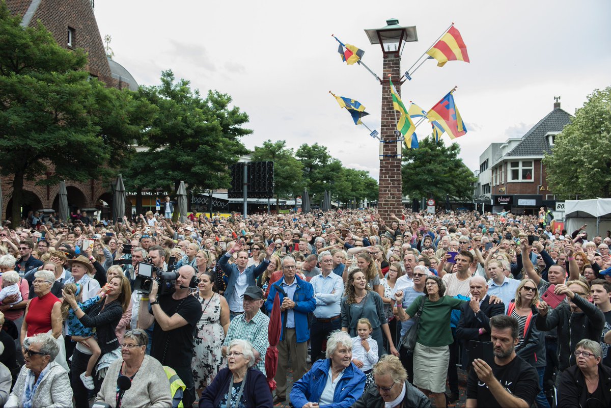 baard_kale's tweet photo. Voor iedereen die in het verleden en heden van Waalwijk is geïnteresseerd: over ’n paar weken komt ’n lijvig boek uit over Waalwijk vroeger en nu. Met veel foto’s. Het is ’n dikke uitgave, van 240 bladzijden, van Uitgeverij Baard &amp; Kale, een stichting zonder winstoogmerk. https://t.co/WRZ74LF3zk